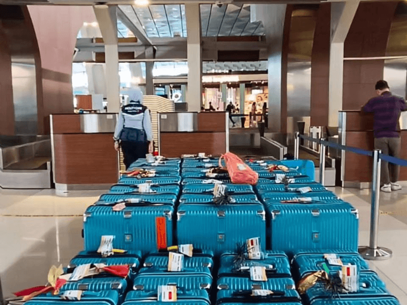 Khazzanah Tours Jakarta - Check-in di Bandara